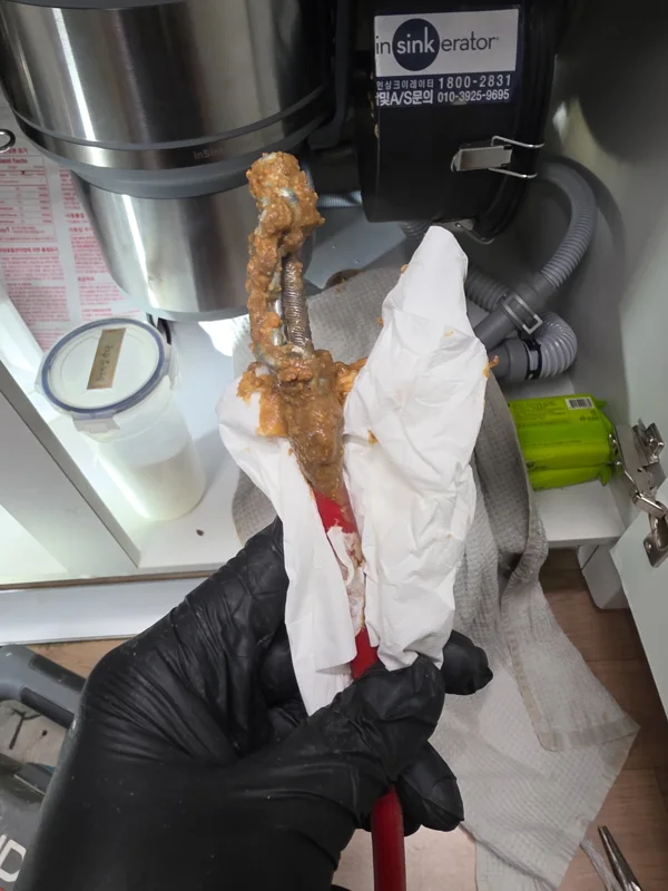 작업 중 장비에 묻어 나온 기름때와 잔여물